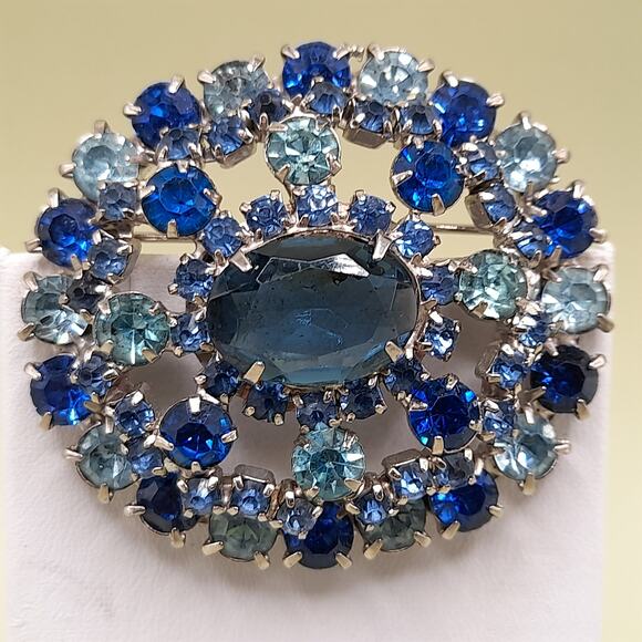 Vintage Blue Rhinestone Oval Brooch, Silver Tone, 1960s, 1 1/8 Inch - Picture 10 of 13